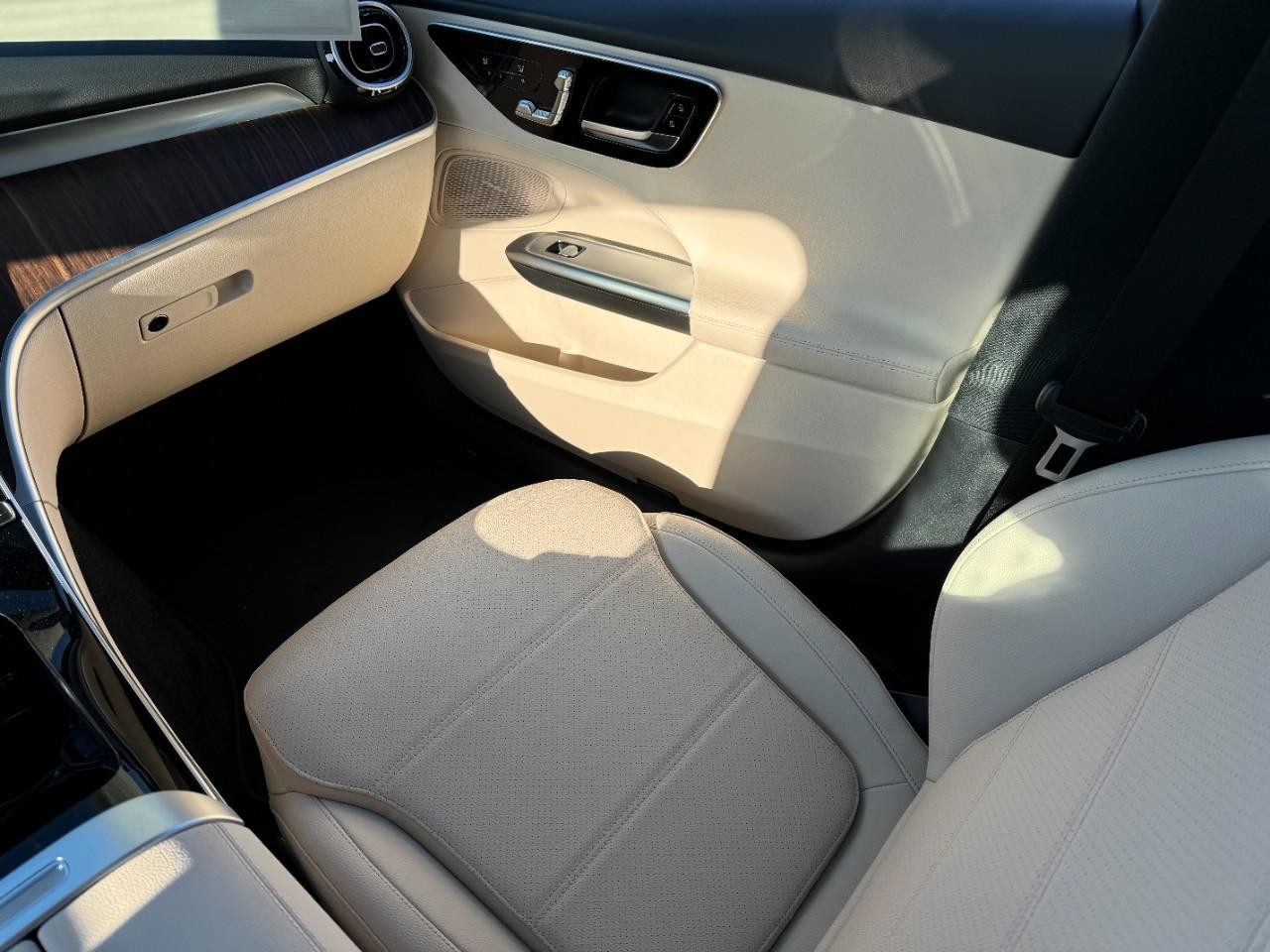 Mercedes-Benz C-Class Vehicle Full-screen Gallery Image 15