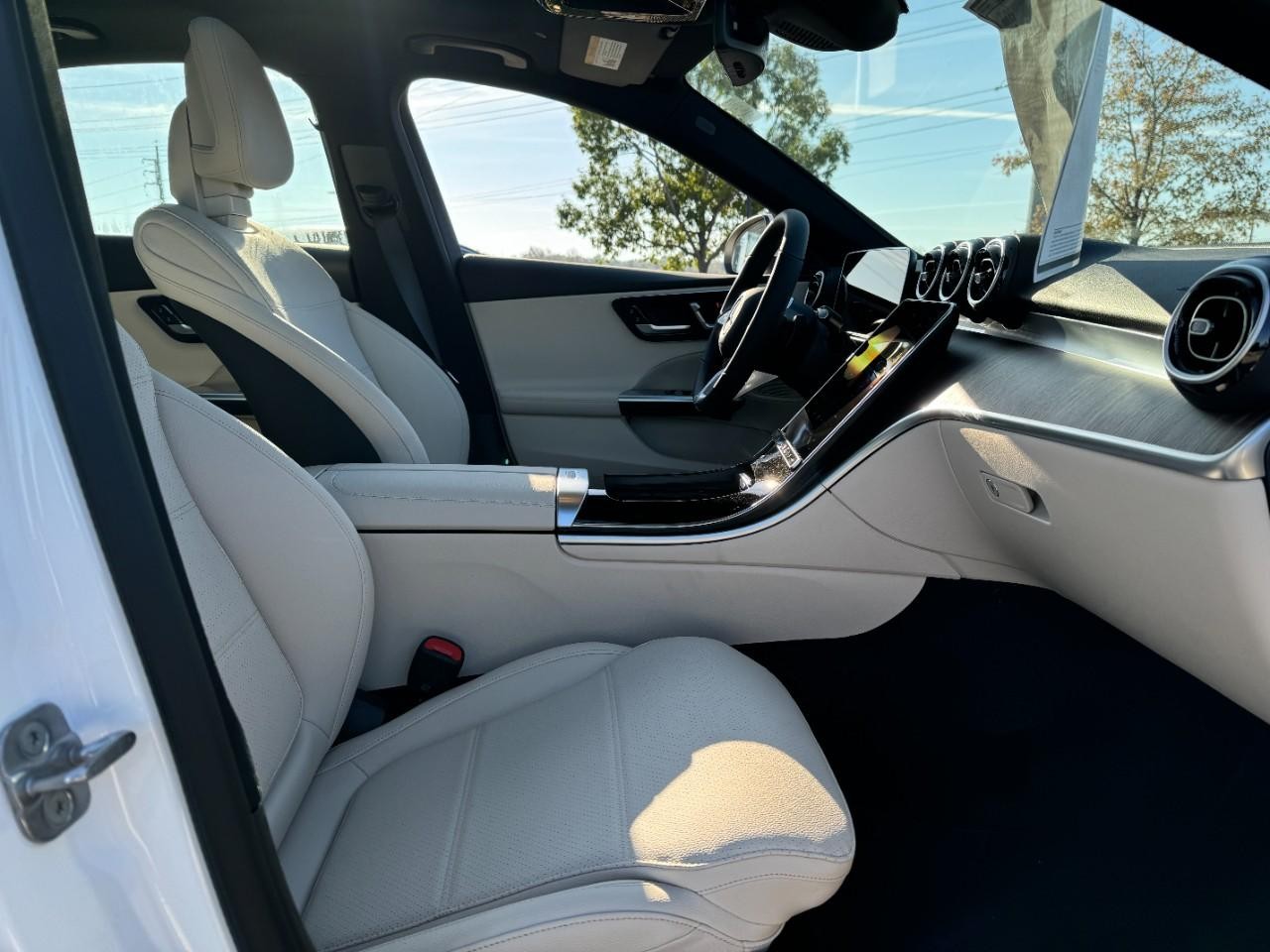 Mercedes-Benz C-Class Vehicle Full-screen Gallery Image 16