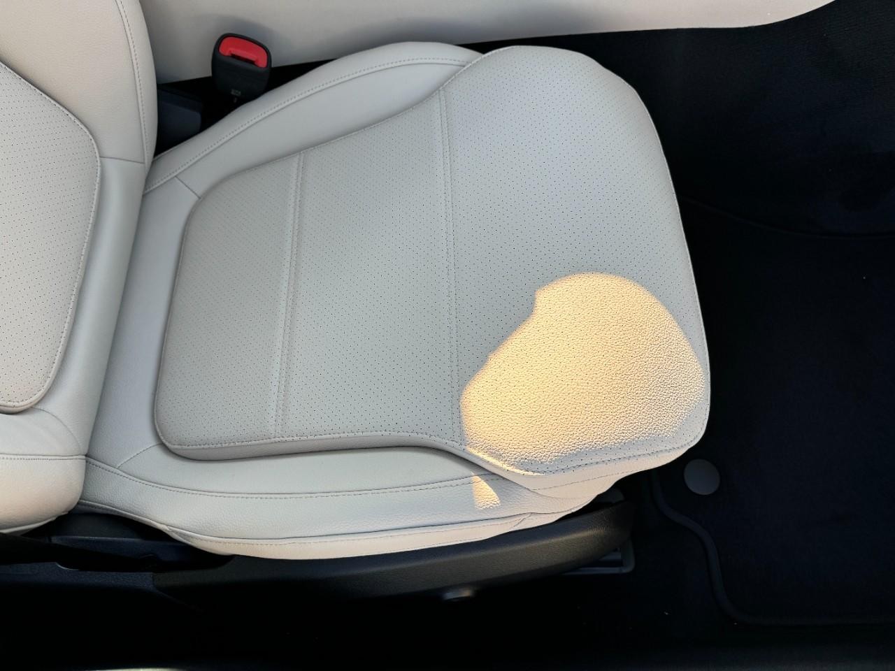 Mercedes-Benz C-Class Vehicle Full-screen Gallery Image 17