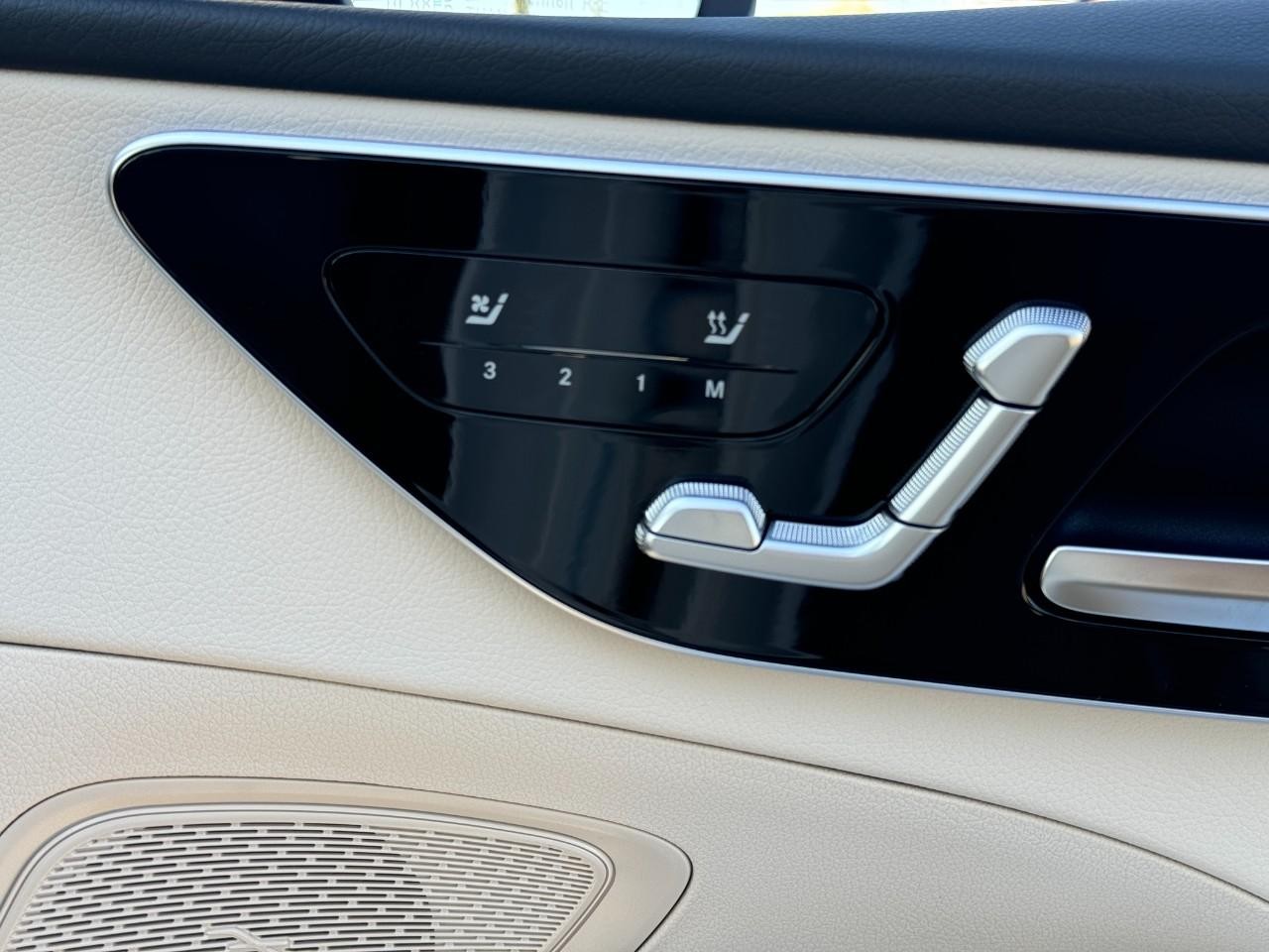 Mercedes-Benz C-Class Vehicle Full-screen Gallery Image 18