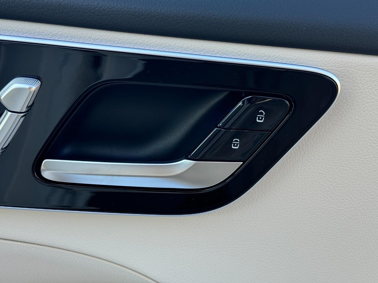 Mercedes-Benz C-Class Vehicle Full-screen Gallery Image 19