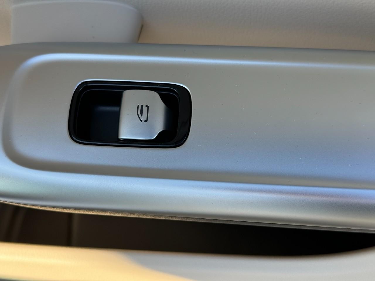 Mercedes-Benz C-Class Vehicle Full-screen Gallery Image 20