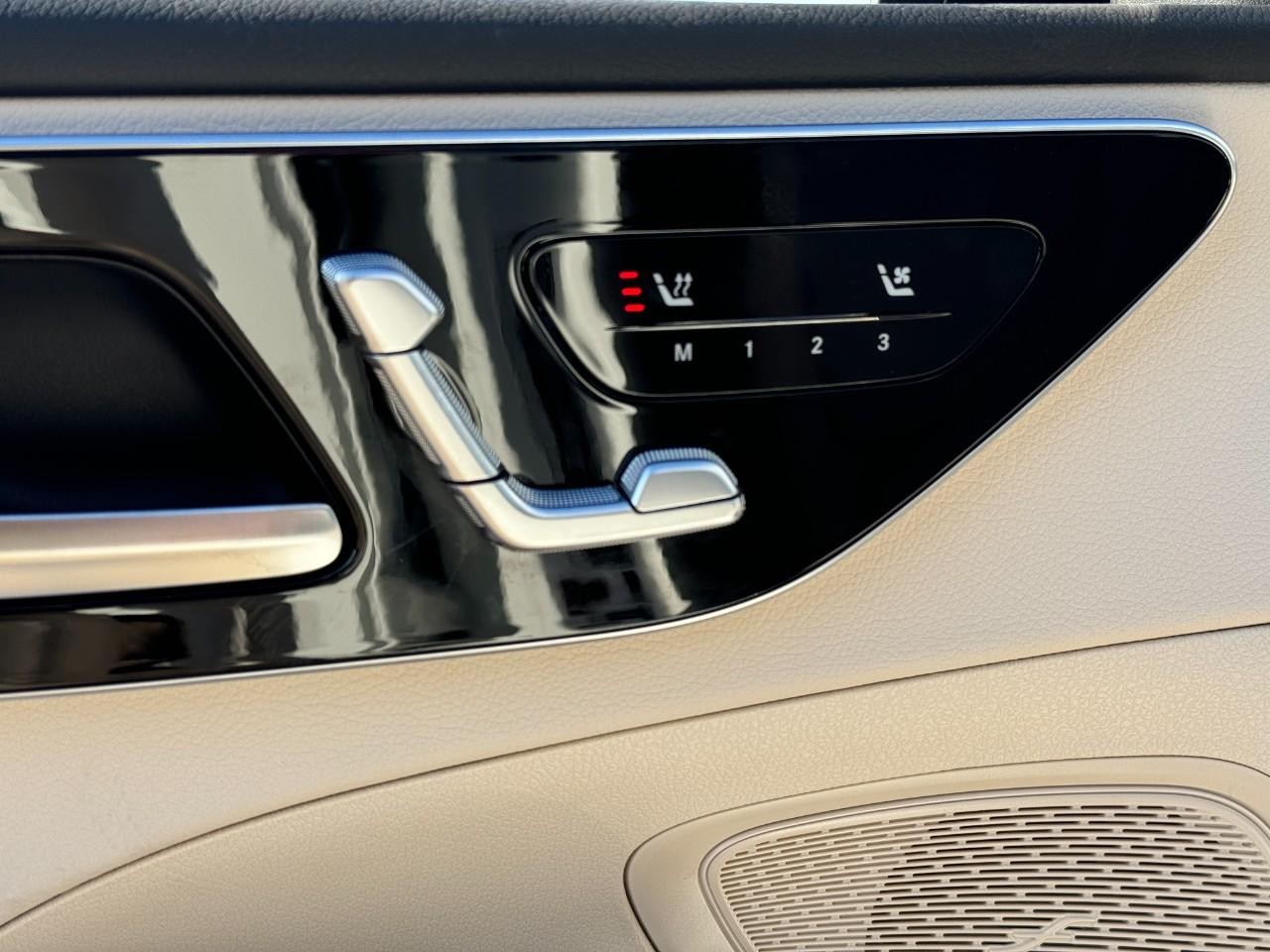 Mercedes-Benz C-Class Vehicle Full-screen Gallery Image 21