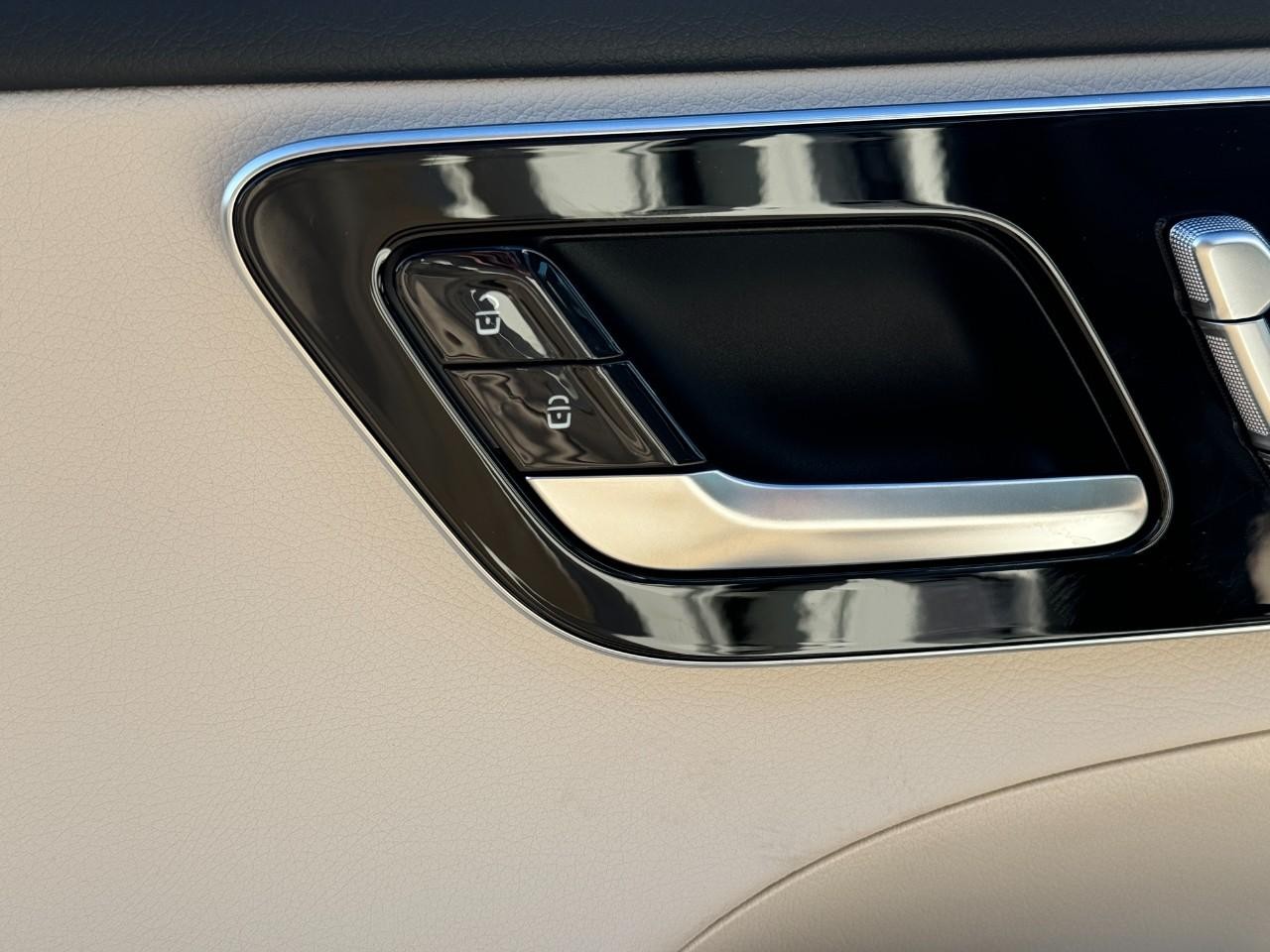 Mercedes-Benz C-Class Vehicle Full-screen Gallery Image 22