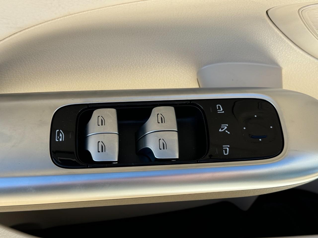 Mercedes-Benz C-Class Vehicle Full-screen Gallery Image 23