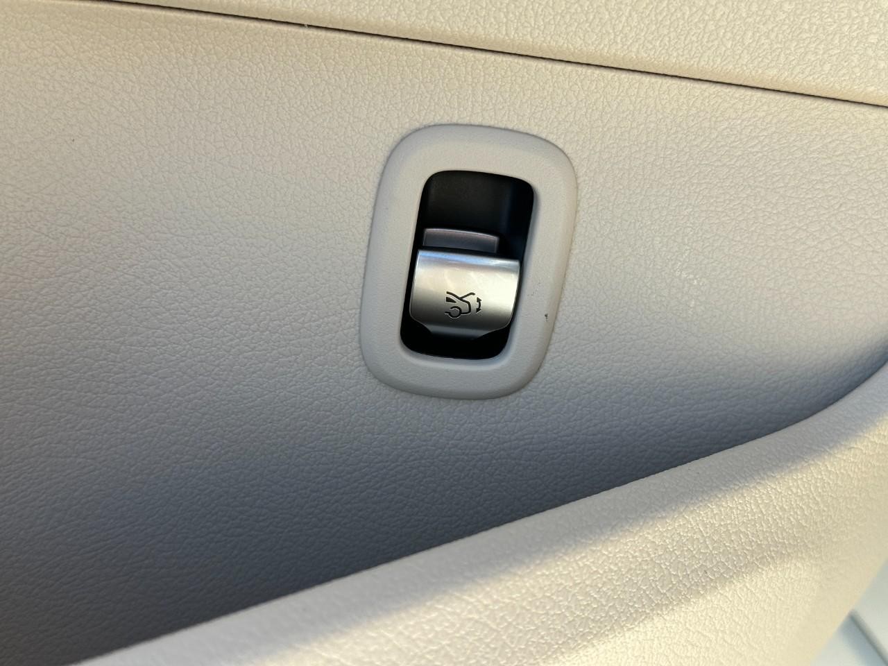 Mercedes-Benz C-Class Vehicle Full-screen Gallery Image 24