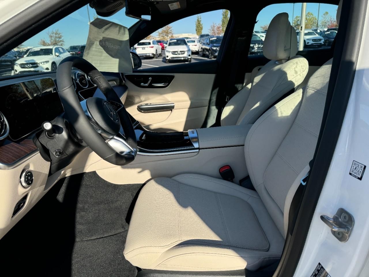 Mercedes-Benz C-Class Vehicle Full-screen Gallery Image 25