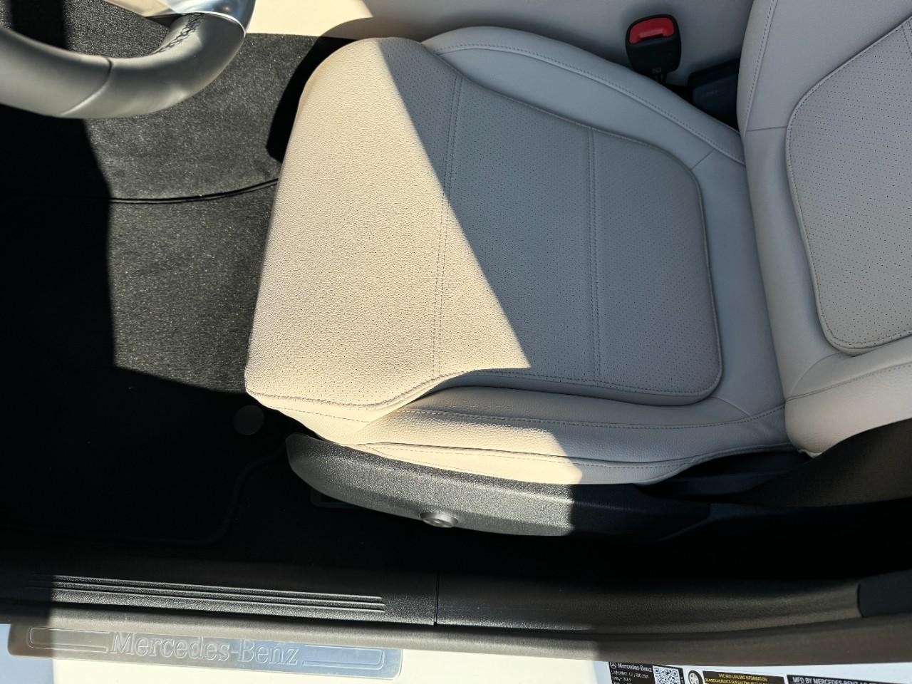 Mercedes-Benz C-Class Vehicle Full-screen Gallery Image 26