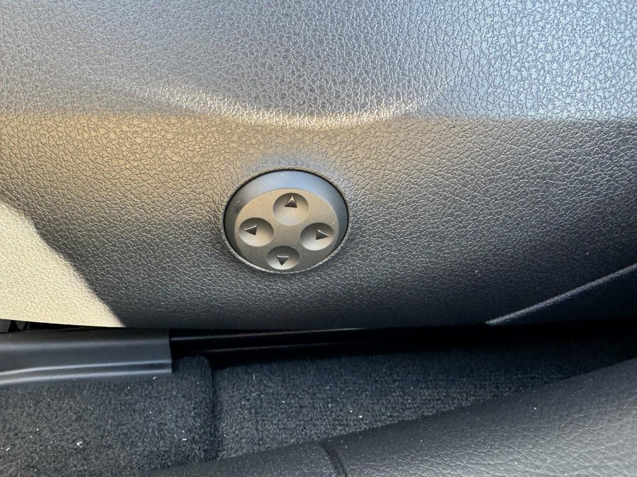 Mercedes-Benz C-Class Vehicle Full-screen Gallery Image 27