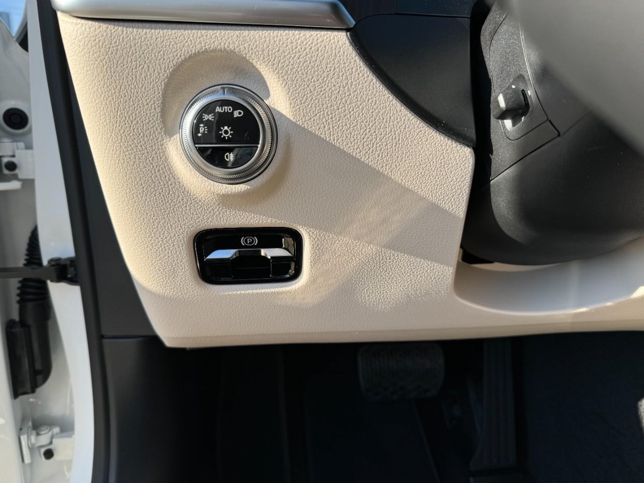 Mercedes-Benz C-Class Vehicle Full-screen Gallery Image 28