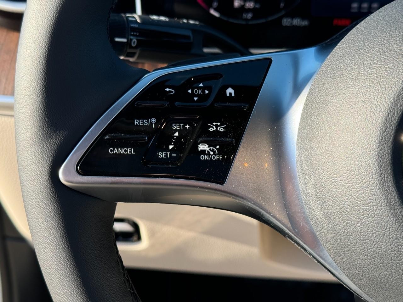 Mercedes-Benz C-Class Vehicle Full-screen Gallery Image 29