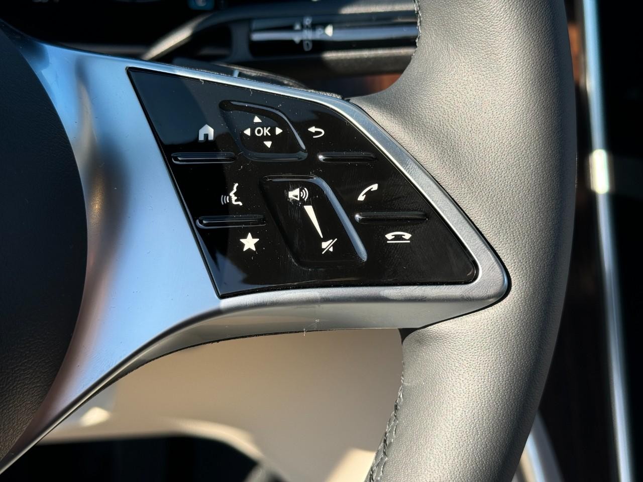 Mercedes-Benz C-Class Vehicle Full-screen Gallery Image 30