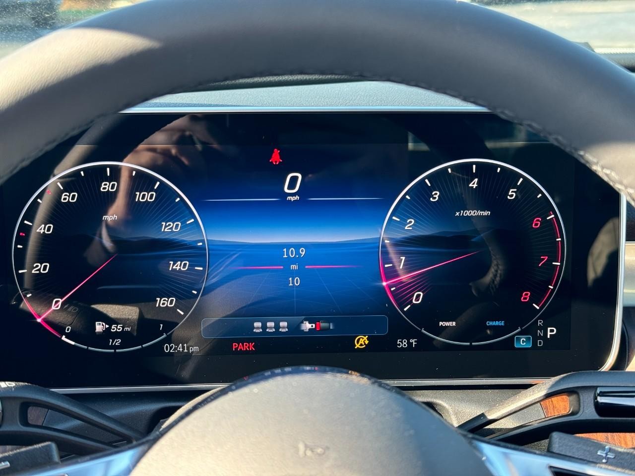 Mercedes-Benz C-Class Vehicle Full-screen Gallery Image 31