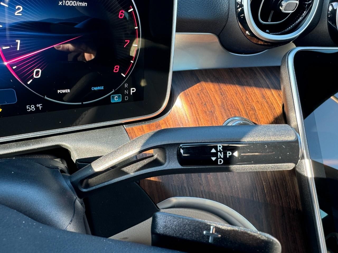 Mercedes-Benz C-Class Vehicle Full-screen Gallery Image 32