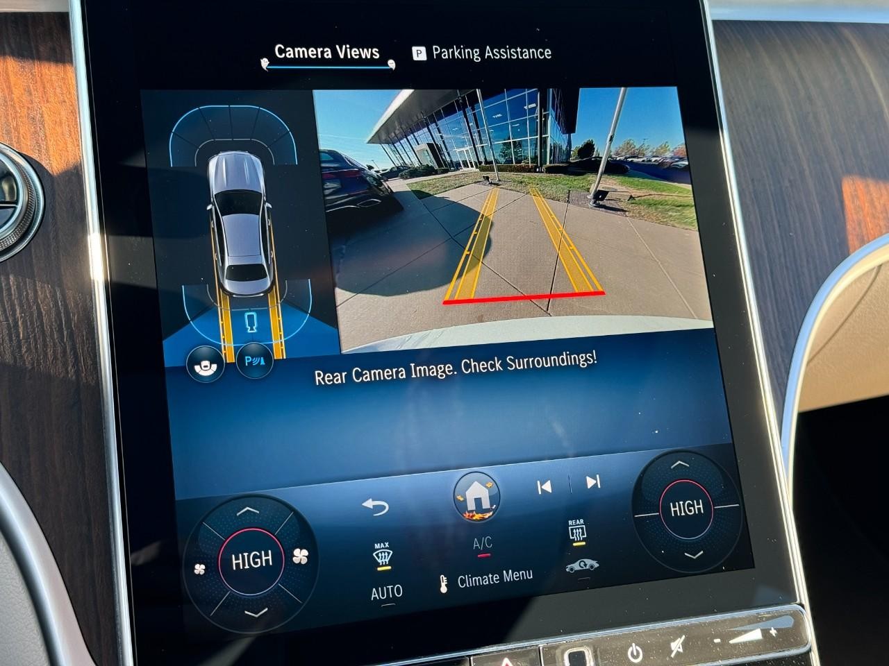 Mercedes-Benz C-Class Vehicle Full-screen Gallery Image 33