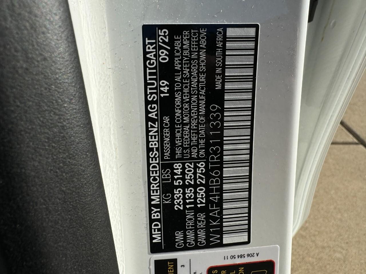 Mercedes-Benz C-Class Vehicle Full-screen Gallery Image 34