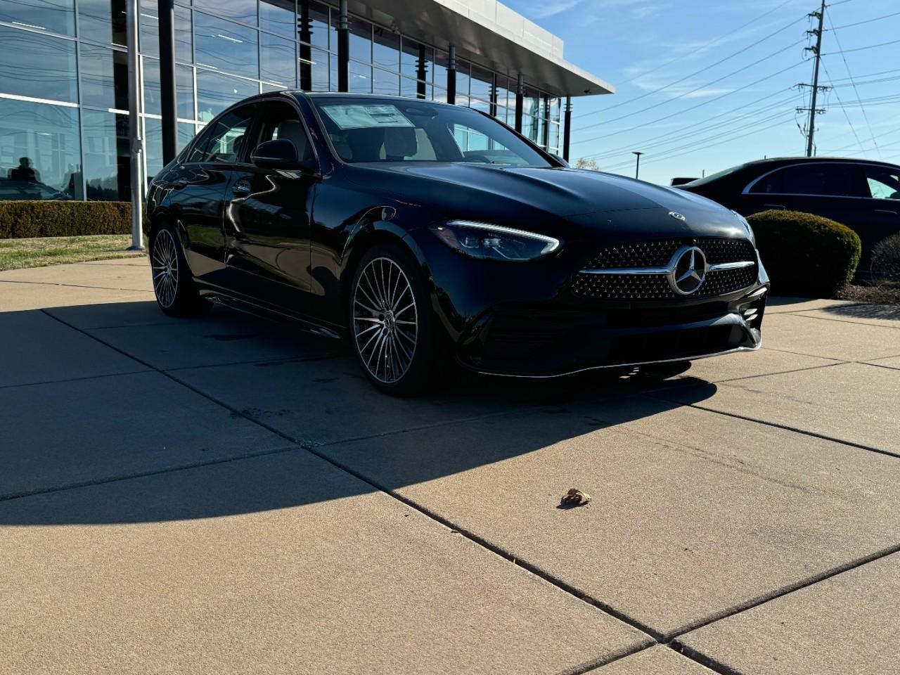 Mercedes-Benz C-Class Vehicle Full-screen Gallery Image 6