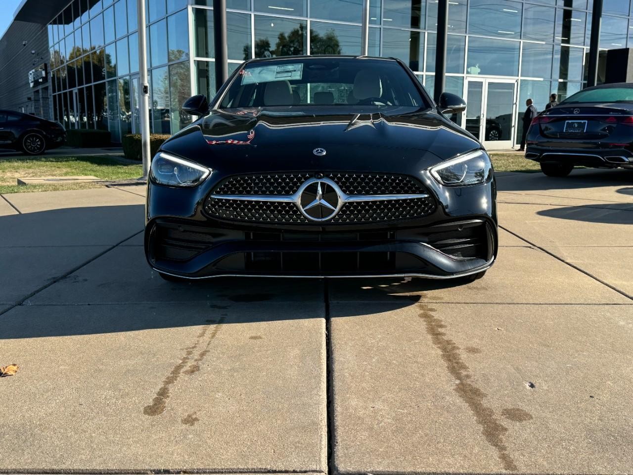 Mercedes-Benz C-Class Vehicle Full-screen Gallery Image 7