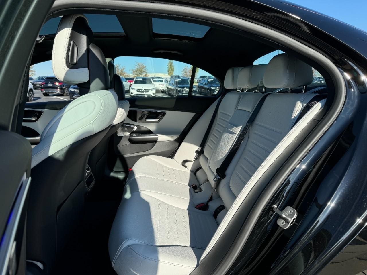 Mercedes-Benz C-Class Vehicle Full-screen Gallery Image 8