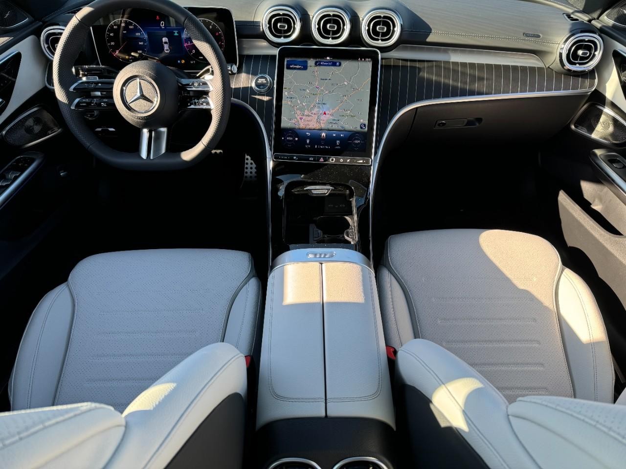 Mercedes-Benz C-Class Vehicle Full-screen Gallery Image 12