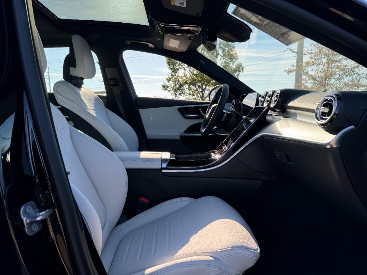 Mercedes-Benz C-Class Vehicle Full-screen Gallery Image 16