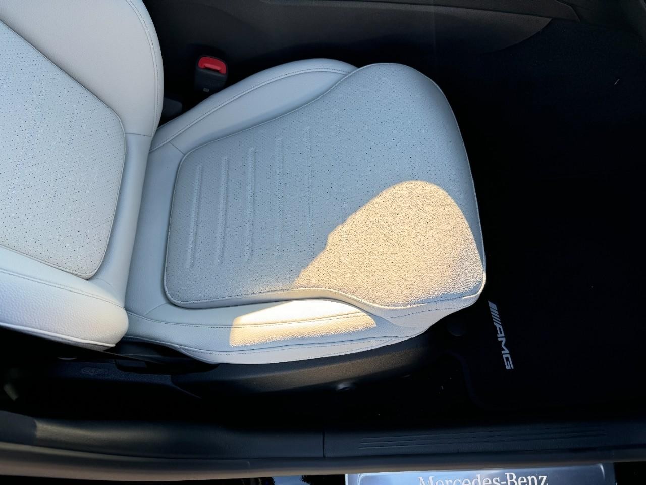 Mercedes-Benz C-Class Vehicle Full-screen Gallery Image 17