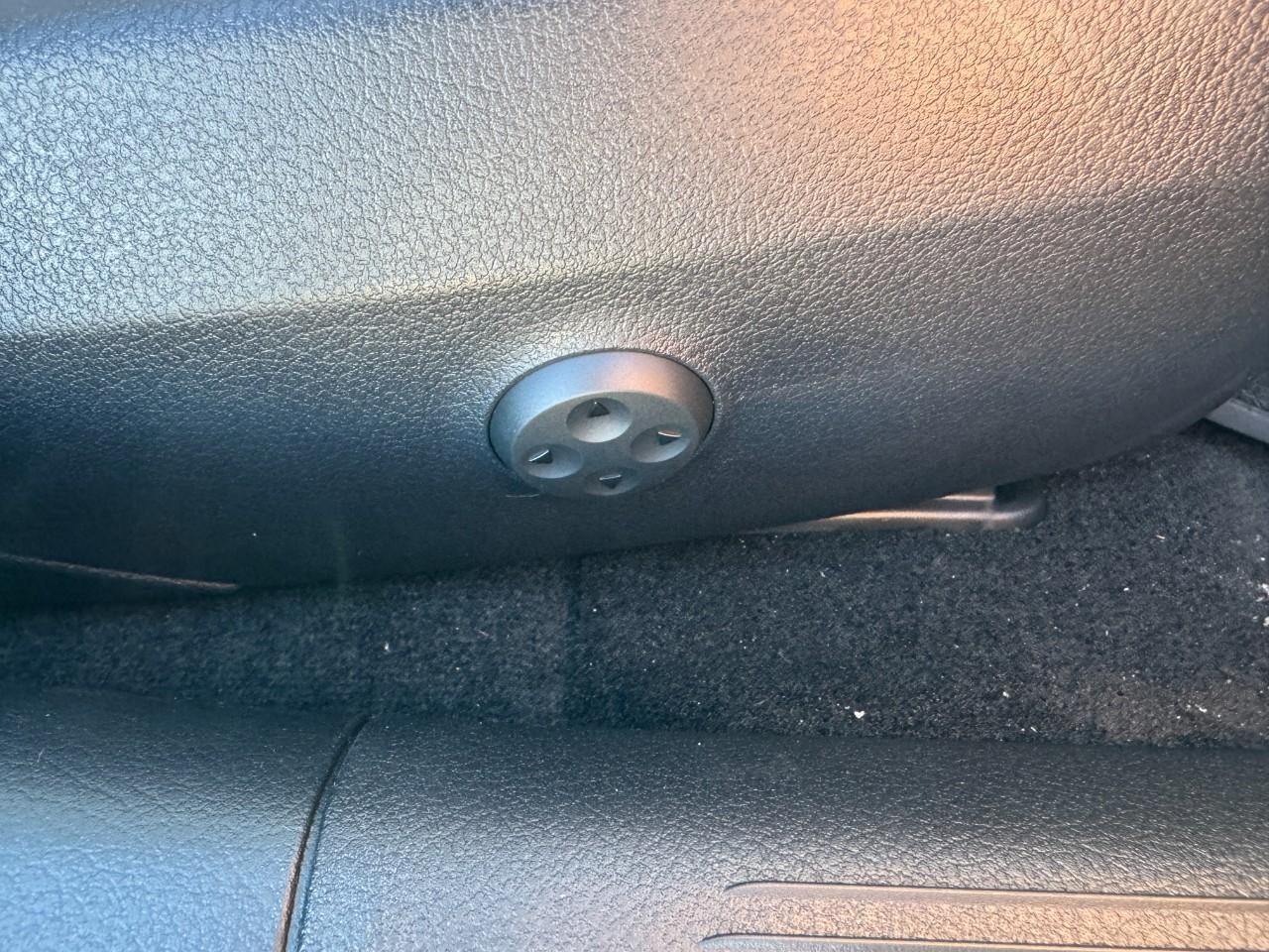 Mercedes-Benz C-Class Vehicle Full-screen Gallery Image 18