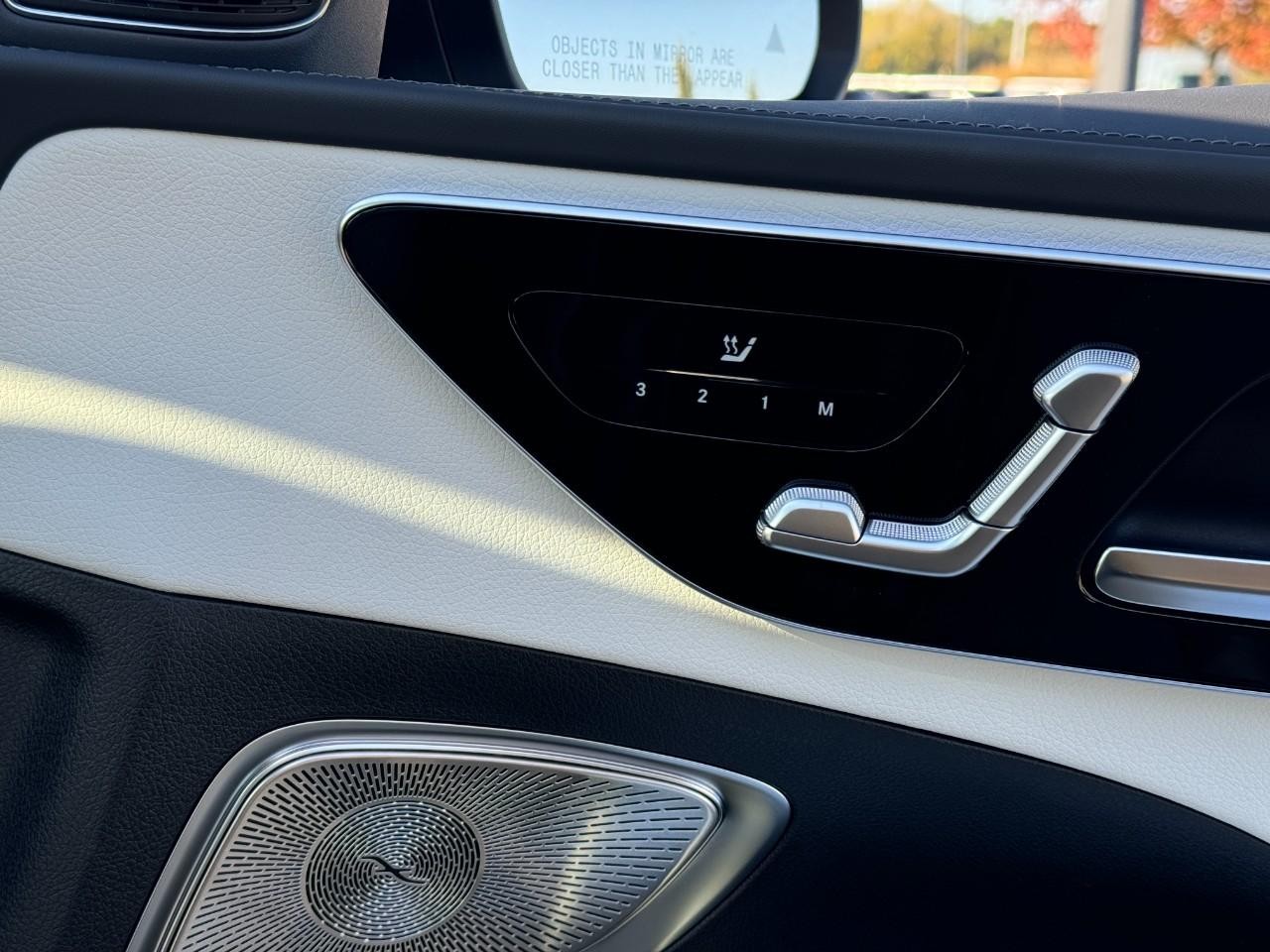 Mercedes-Benz C-Class Vehicle Full-screen Gallery Image 19