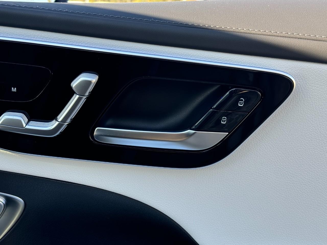 Mercedes-Benz C-Class Vehicle Full-screen Gallery Image 20