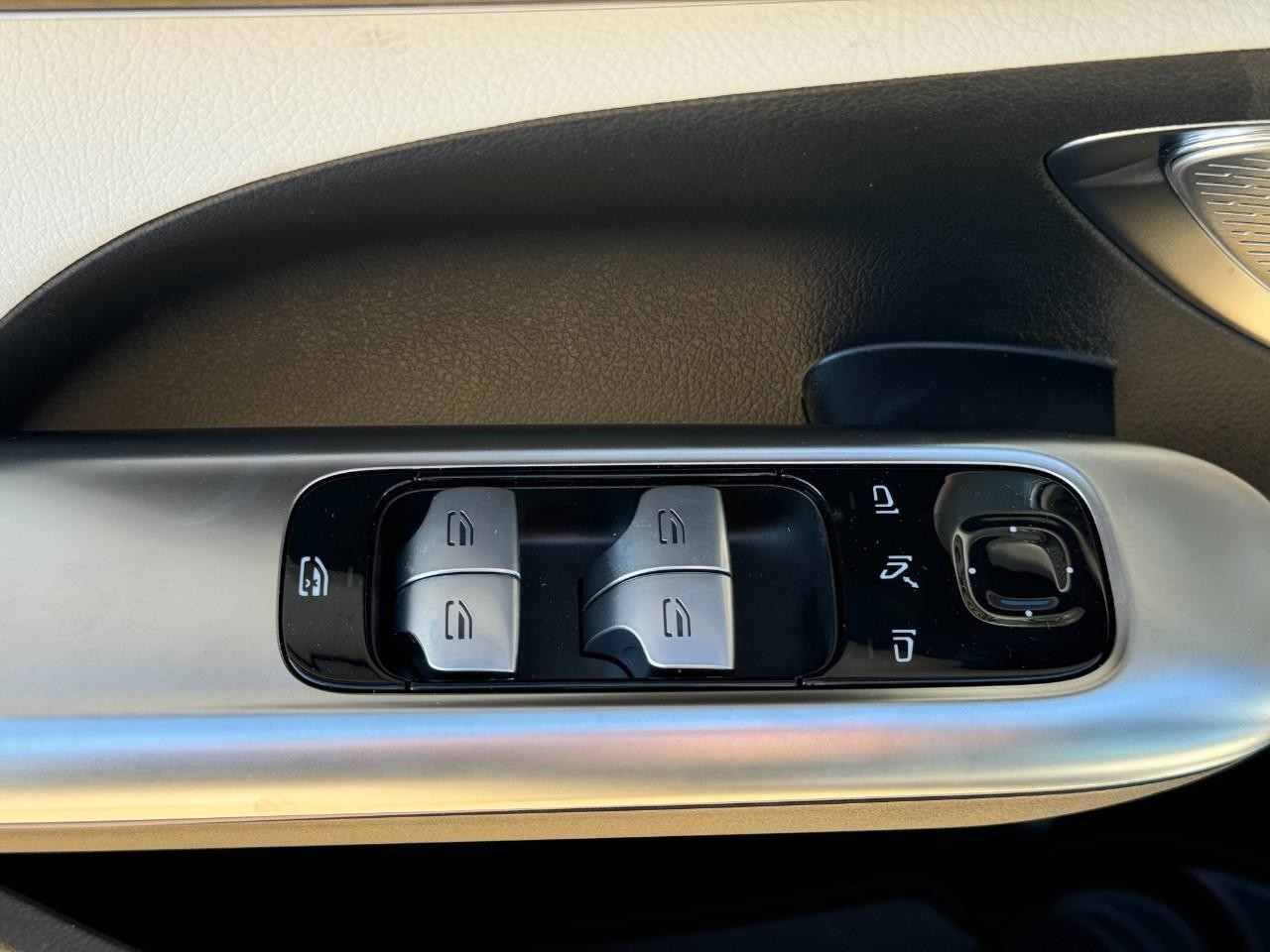 Mercedes-Benz C-Class Vehicle Full-screen Gallery Image 24