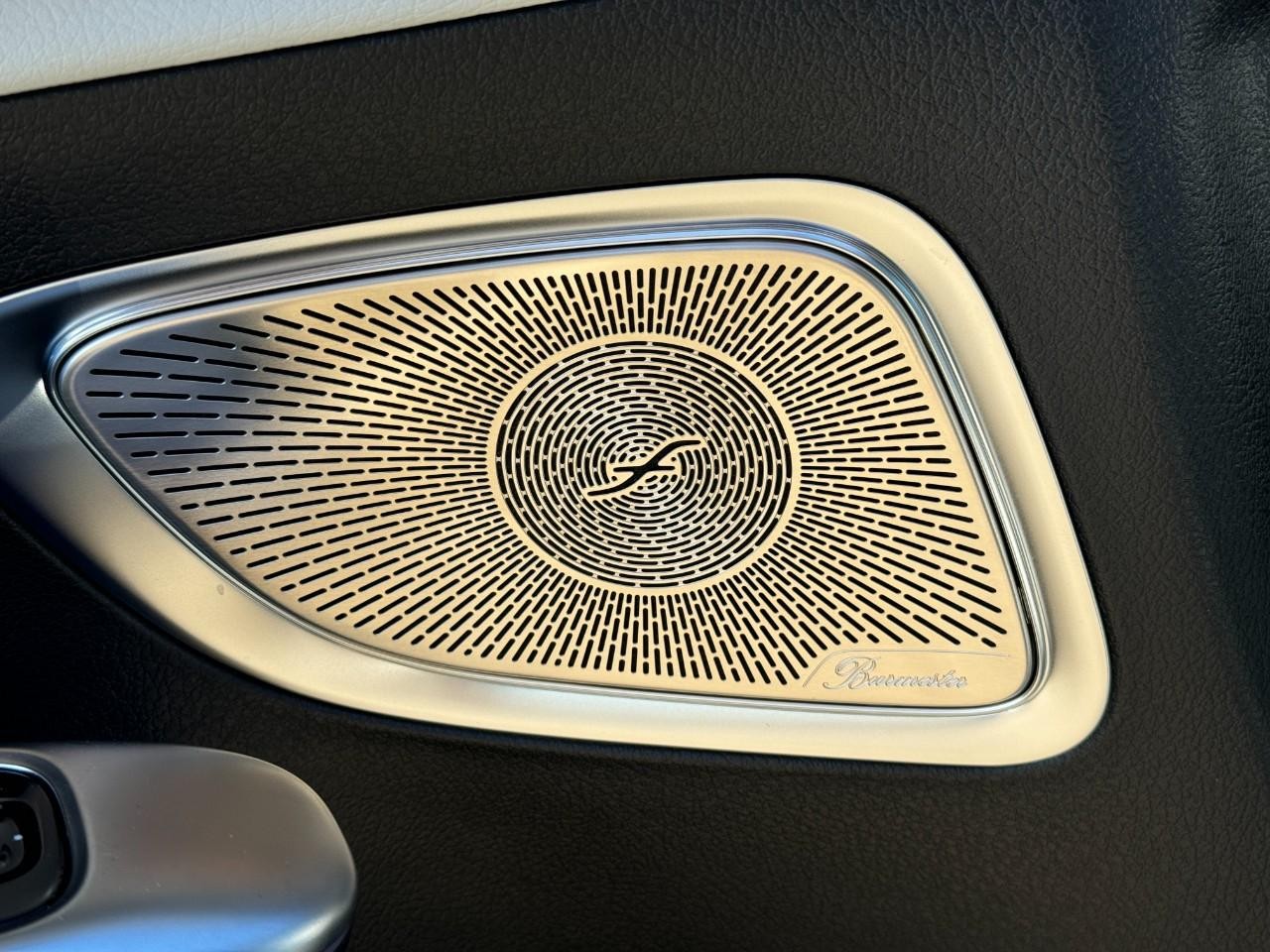 Mercedes-Benz C-Class Vehicle Full-screen Gallery Image 25