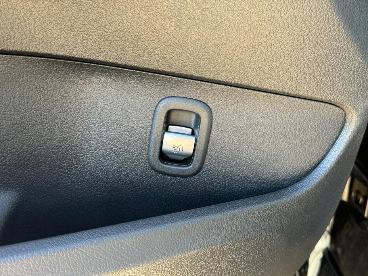 Mercedes-Benz C-Class Vehicle Full-screen Gallery Image 26