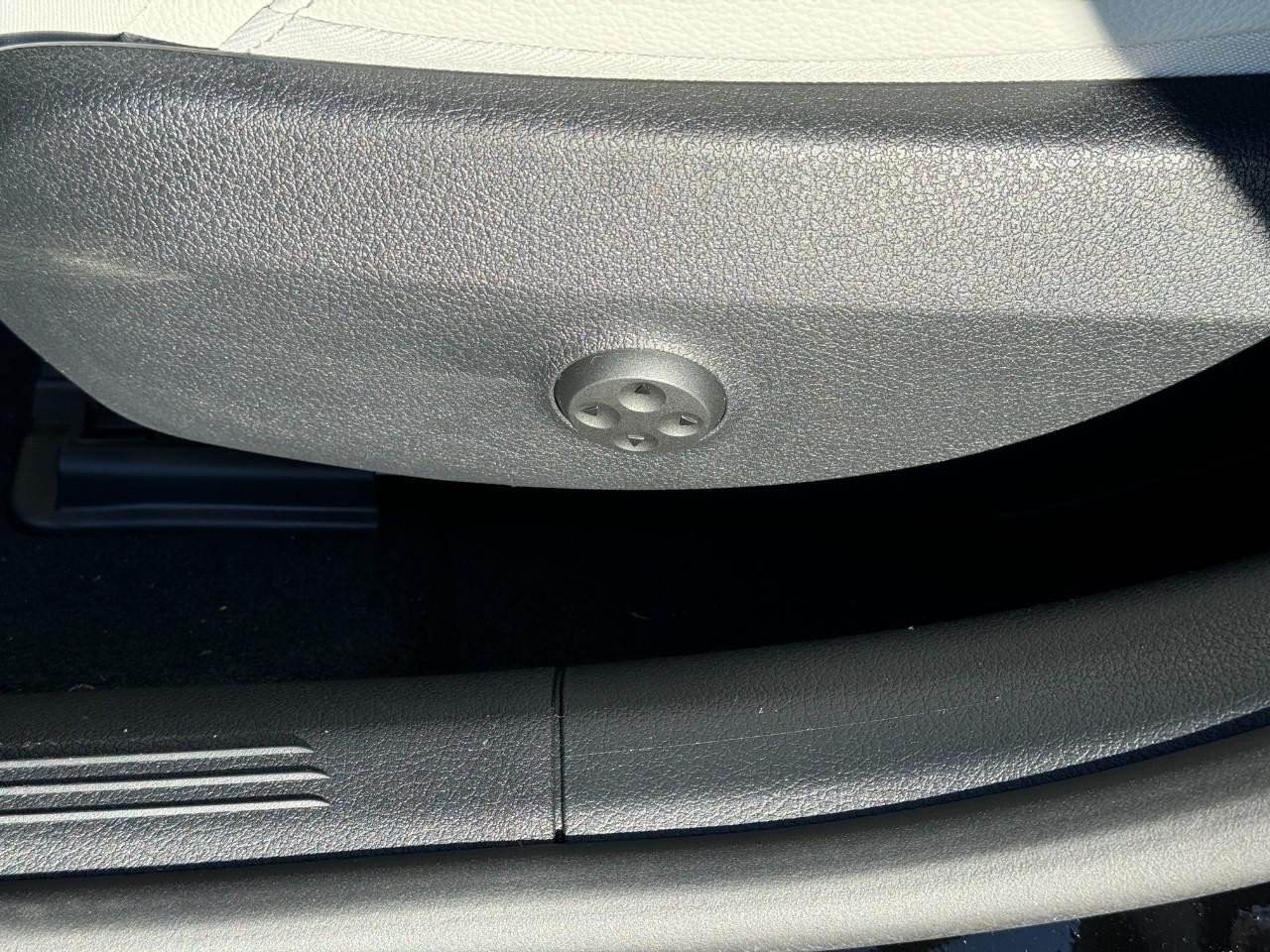 Mercedes-Benz C-Class Vehicle Full-screen Gallery Image 29