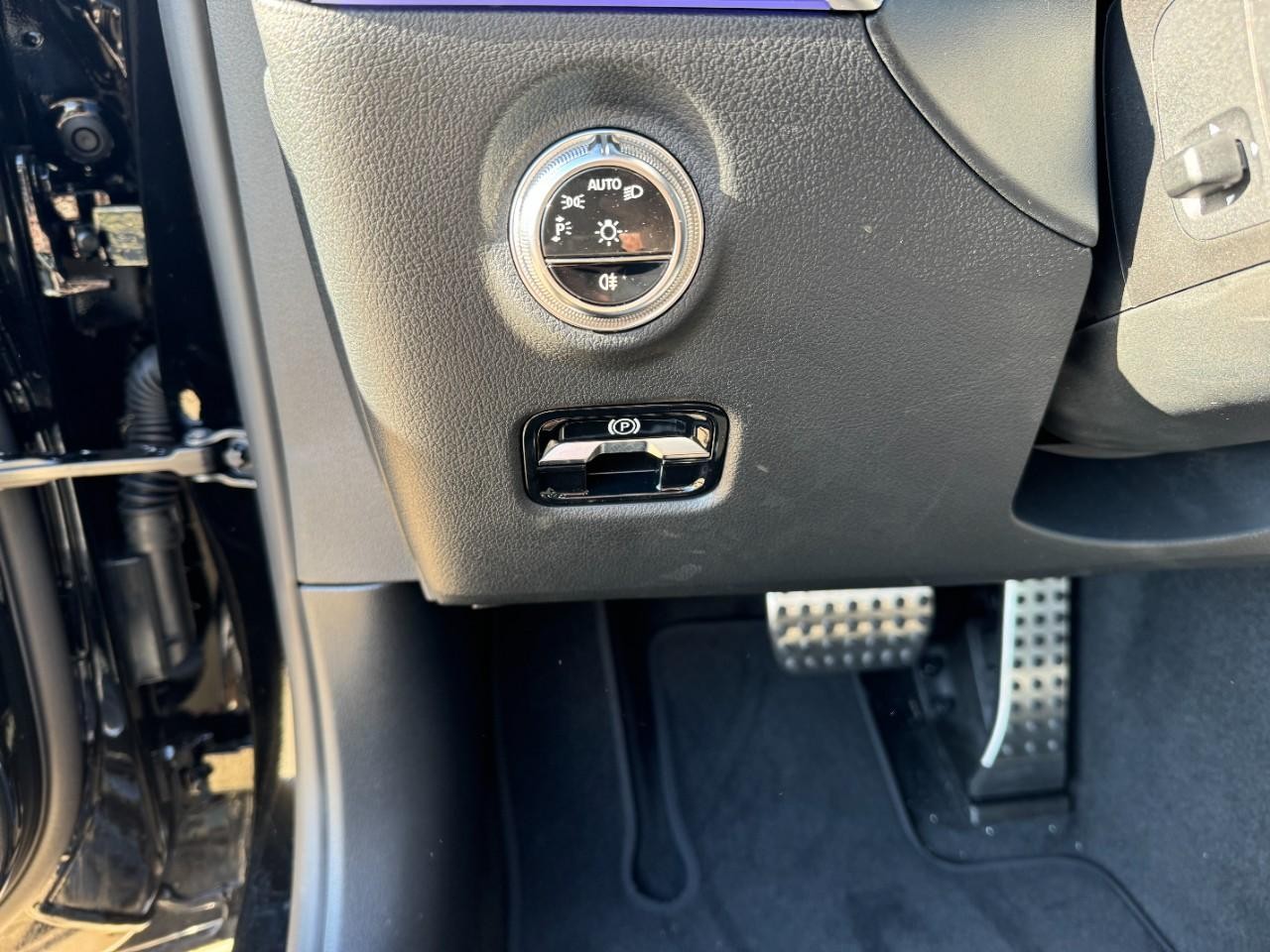 Mercedes-Benz C-Class Vehicle Full-screen Gallery Image 30