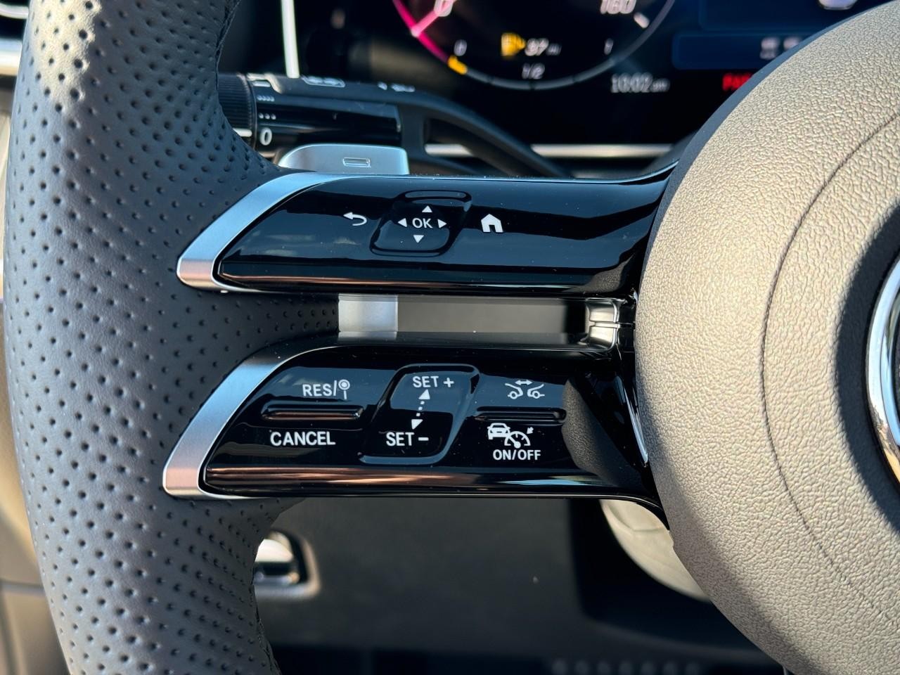 Mercedes-Benz C-Class Vehicle Full-screen Gallery Image 31