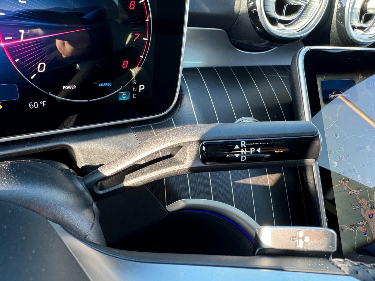 Mercedes-Benz C-Class Vehicle Full-screen Gallery Image 34