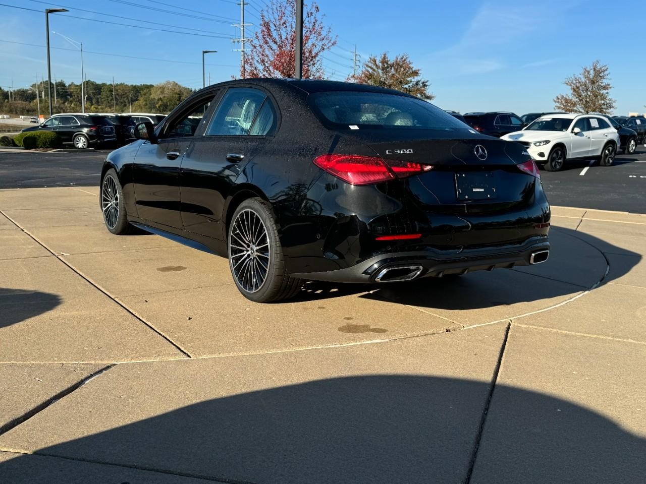 Mercedes-Benz C-Class Vehicle Full-screen Gallery Image 3