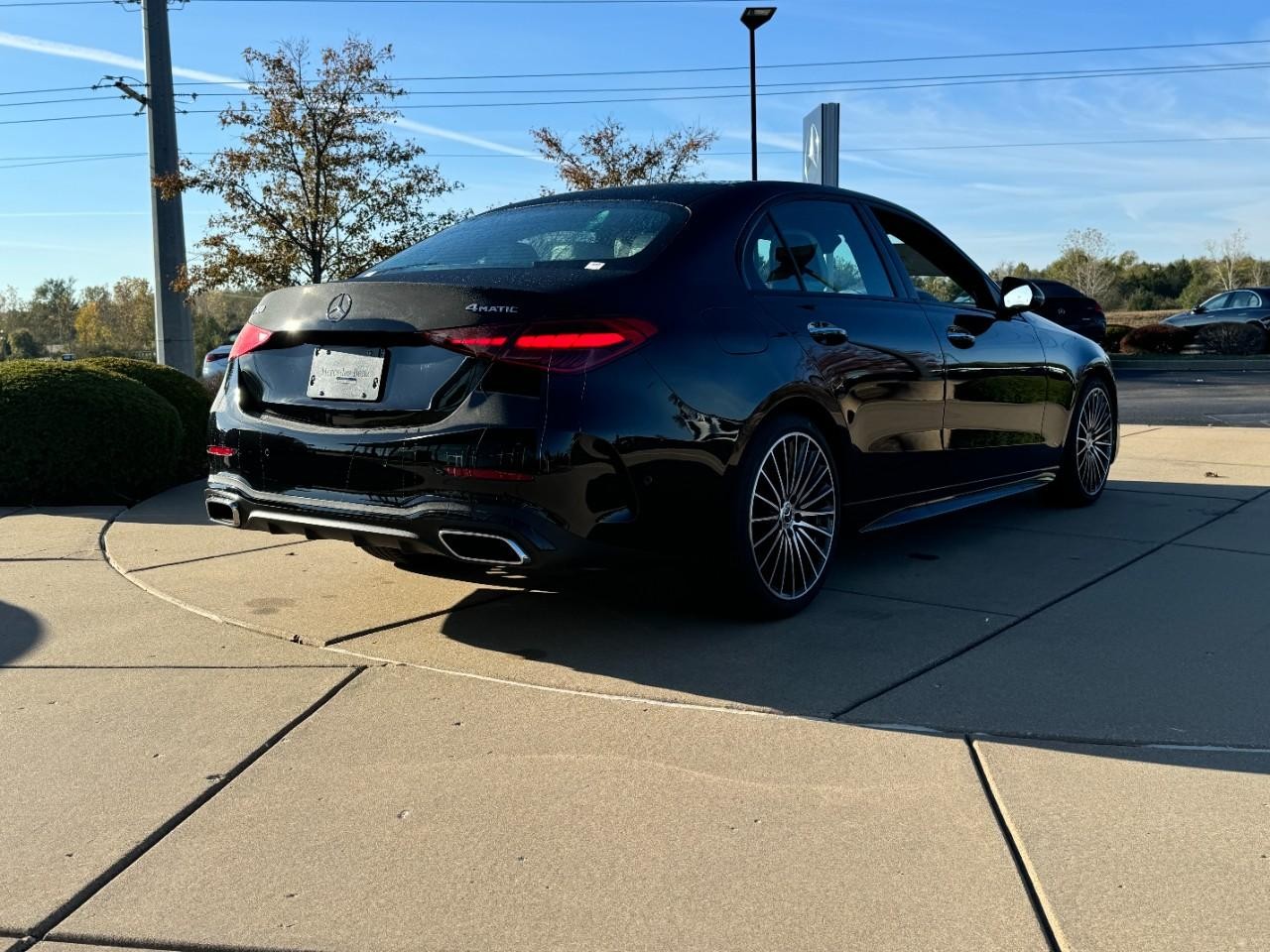 Mercedes-Benz C-Class Vehicle Full-screen Gallery Image 4