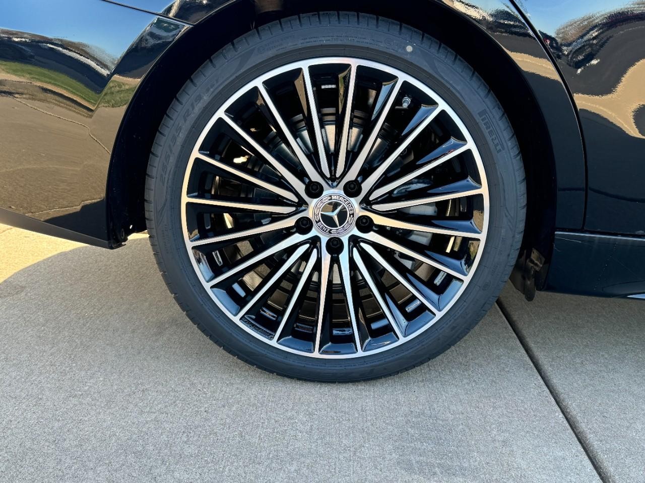 Mercedes-Benz C-Class Vehicle Full-screen Gallery Image 5