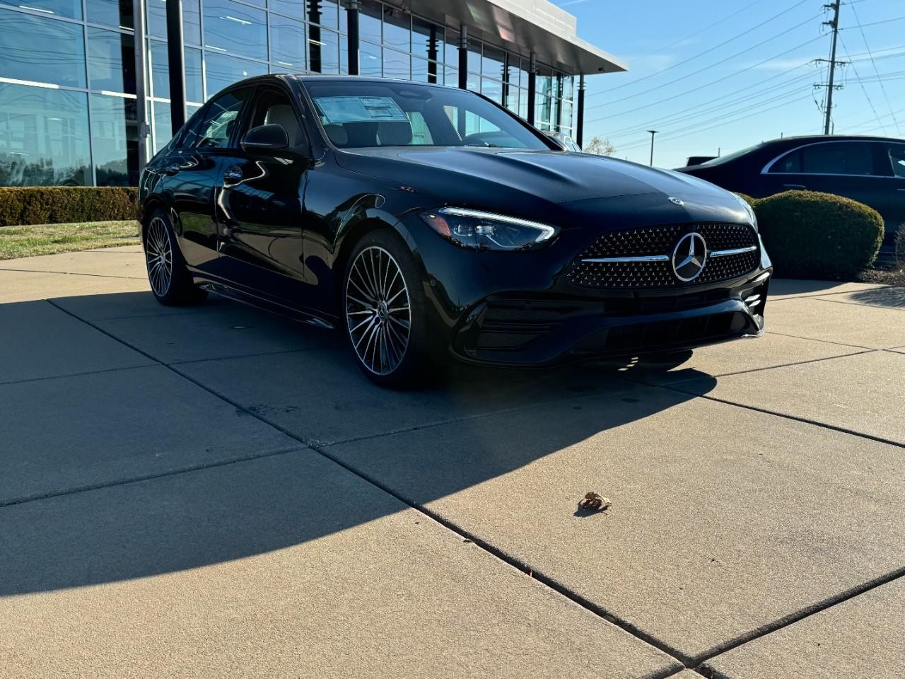 Mercedes-Benz C-Class Vehicle Full-screen Gallery Image 6