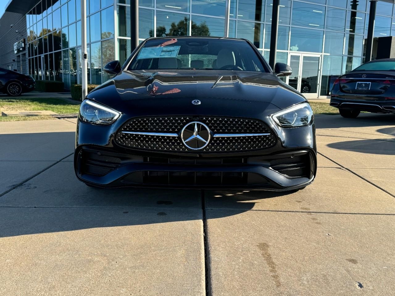 Mercedes-Benz C-Class Vehicle Full-screen Gallery Image 7