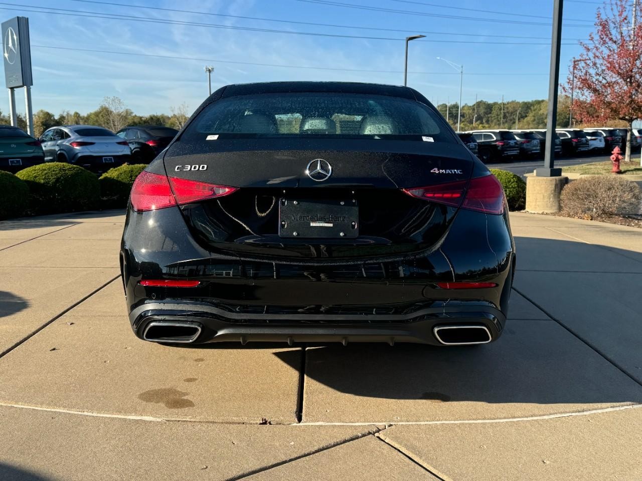 Mercedes-Benz C-Class Vehicle Full-screen Gallery Image 9