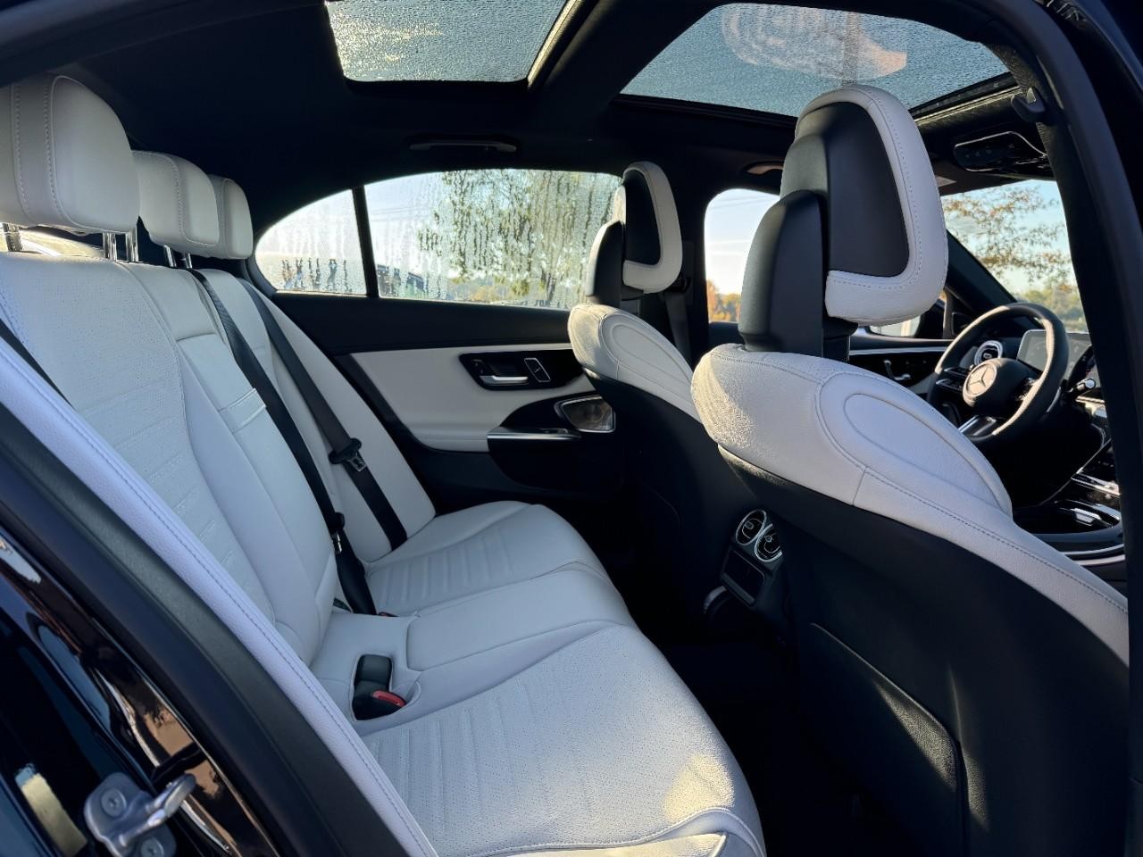 Mercedes-Benz C-Class Vehicle Full-screen Gallery Image 10