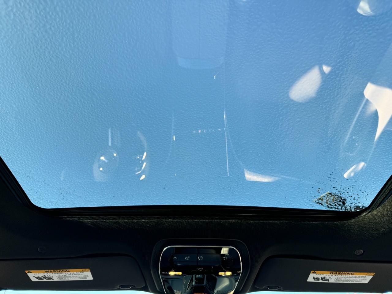 Mercedes-Benz C-Class Vehicle Full-screen Gallery Image 11