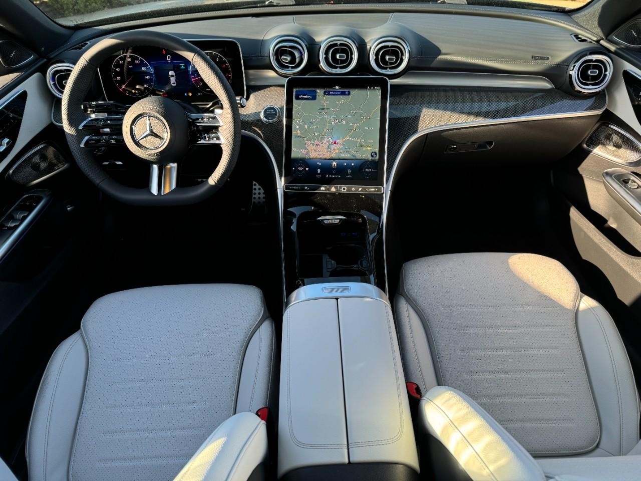 Mercedes-Benz C-Class Vehicle Full-screen Gallery Image 12