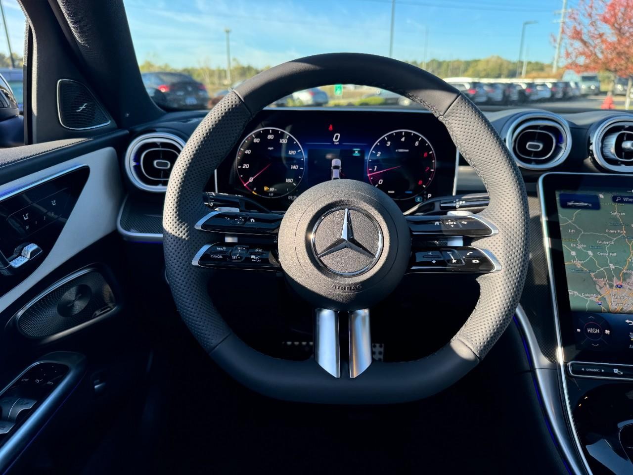 Mercedes-Benz C-Class Vehicle Full-screen Gallery Image 13