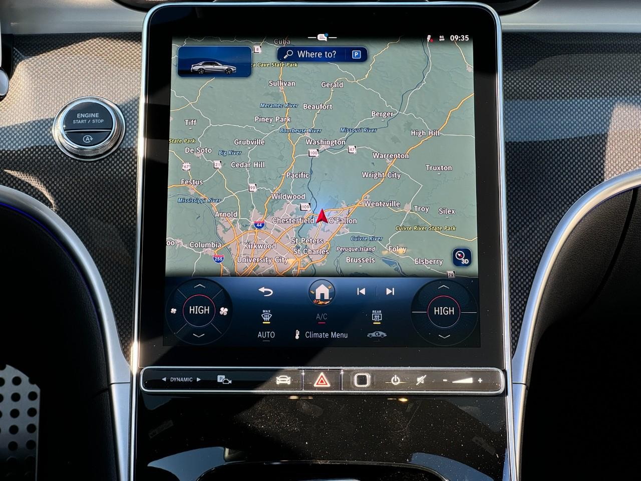 Mercedes-Benz C-Class Vehicle Full-screen Gallery Image 14