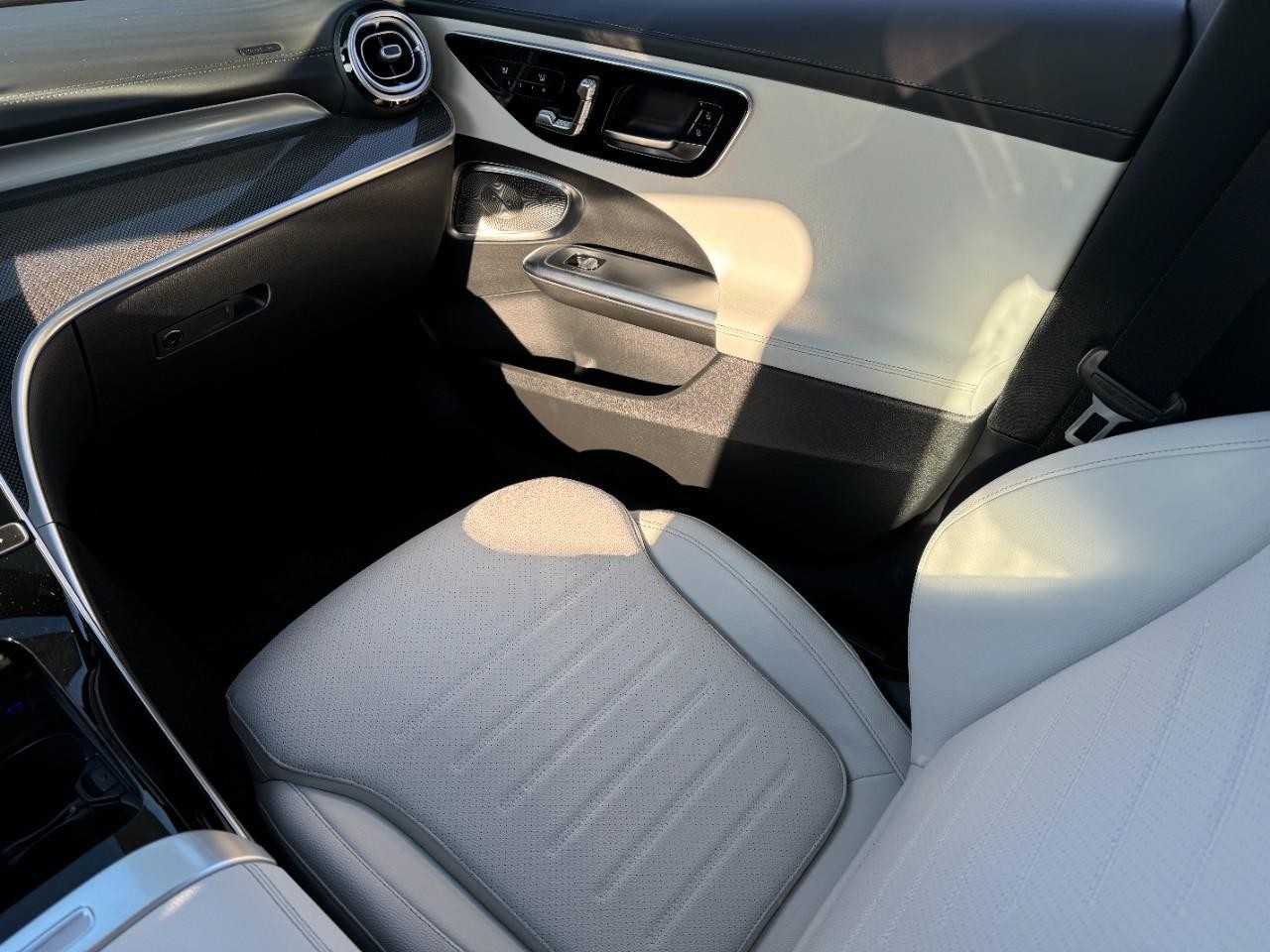 Mercedes-Benz C-Class Vehicle Full-screen Gallery Image 15