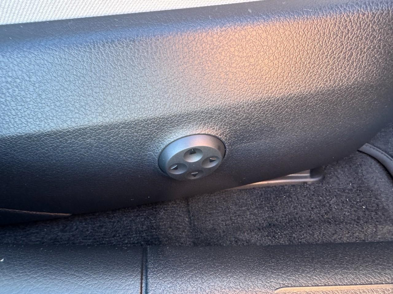 Mercedes-Benz C-Class Vehicle Full-screen Gallery Image 18