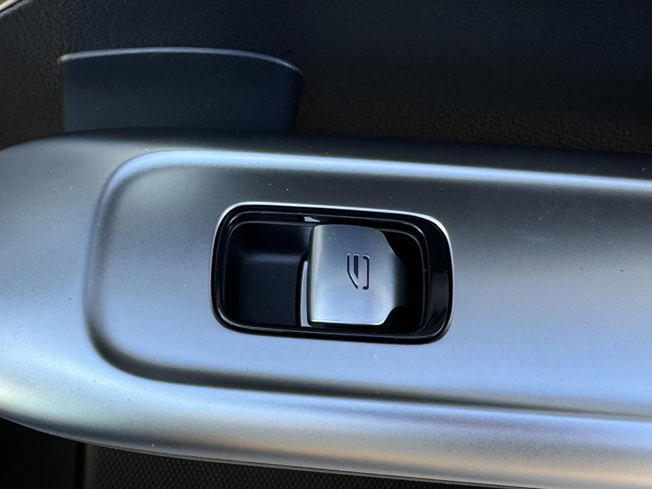 Mercedes-Benz C-Class Vehicle Full-screen Gallery Image 21